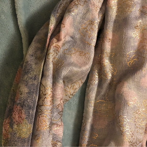 Shiny sheer tasseled classic scarf - Picture 4 of 11